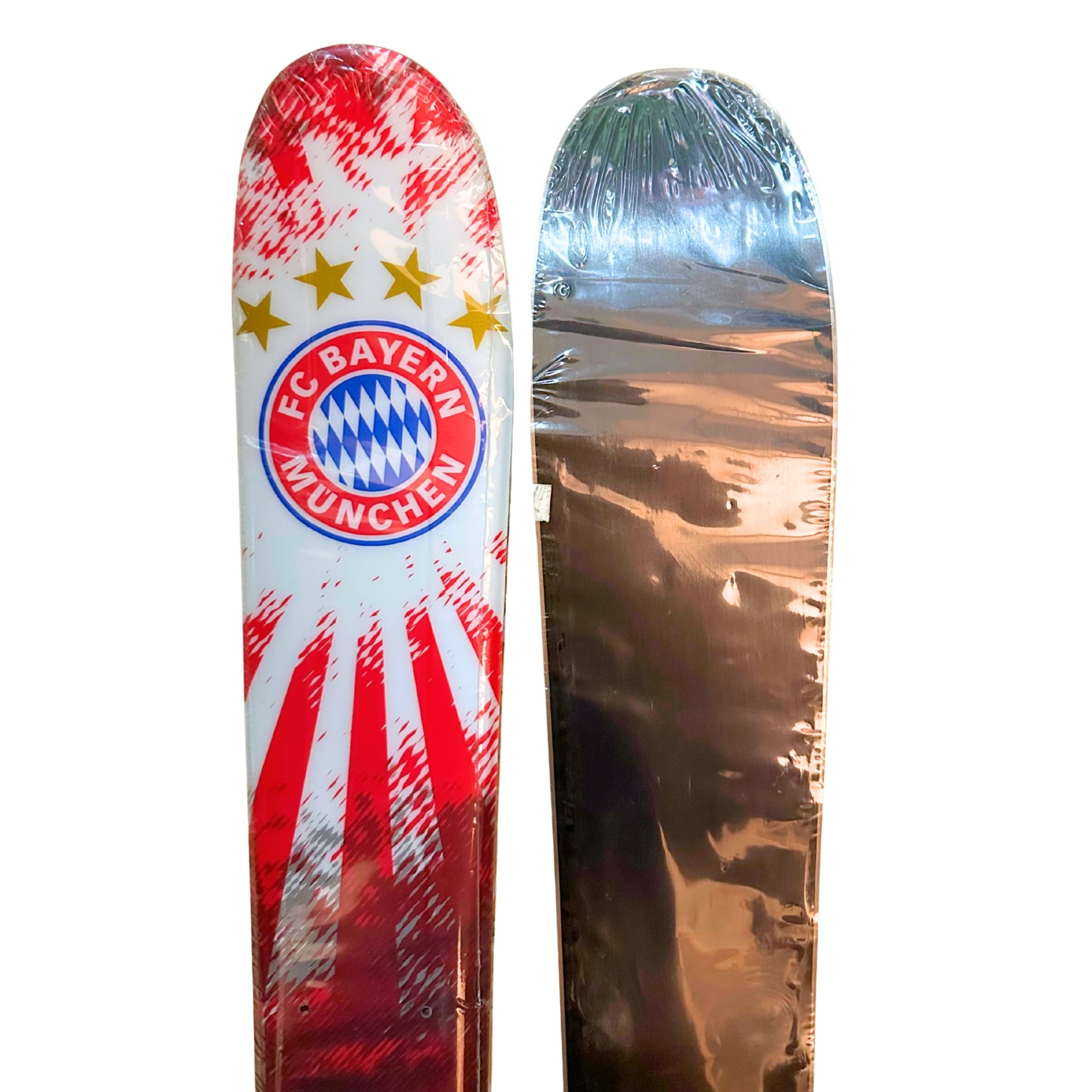 Par de esquis um com design FC Bayern München vermelho e branco, outro prateado brilhante
