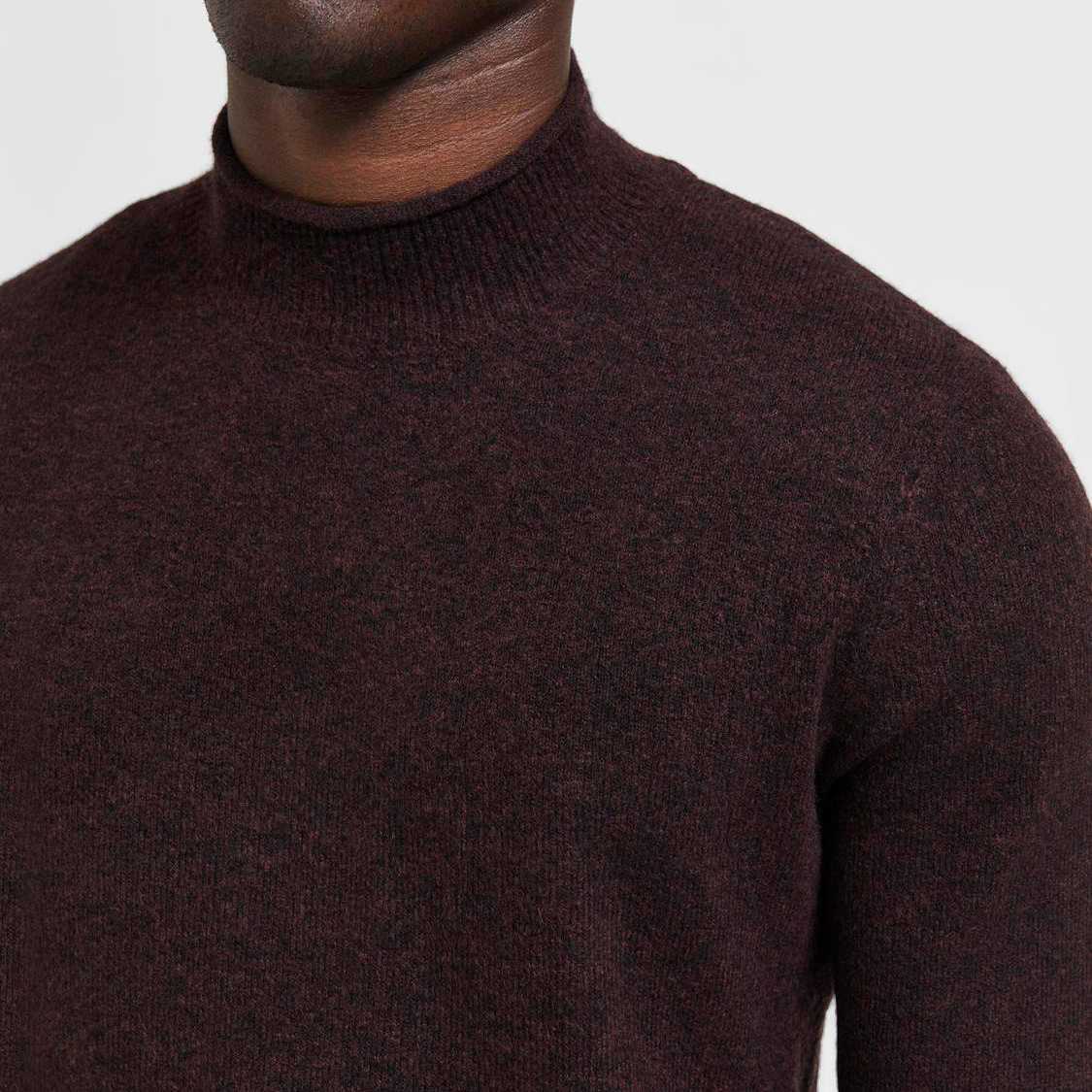 Suéter castanho escuro com gola alta, tecido de lã, vista metade superior do torso