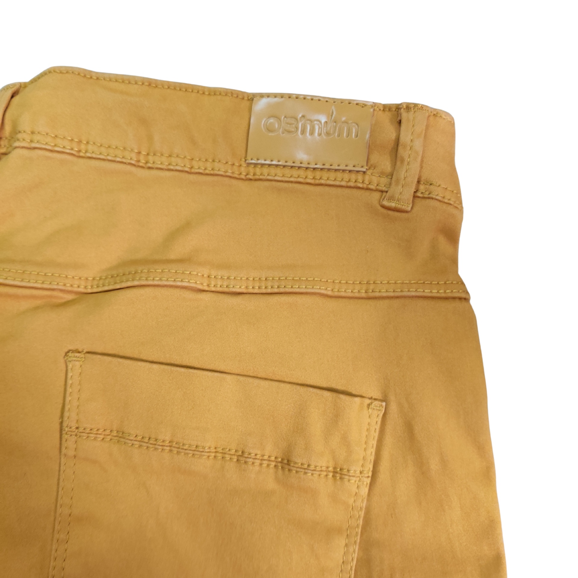 Calça mostarda com bolso e etiqueta 'common'
