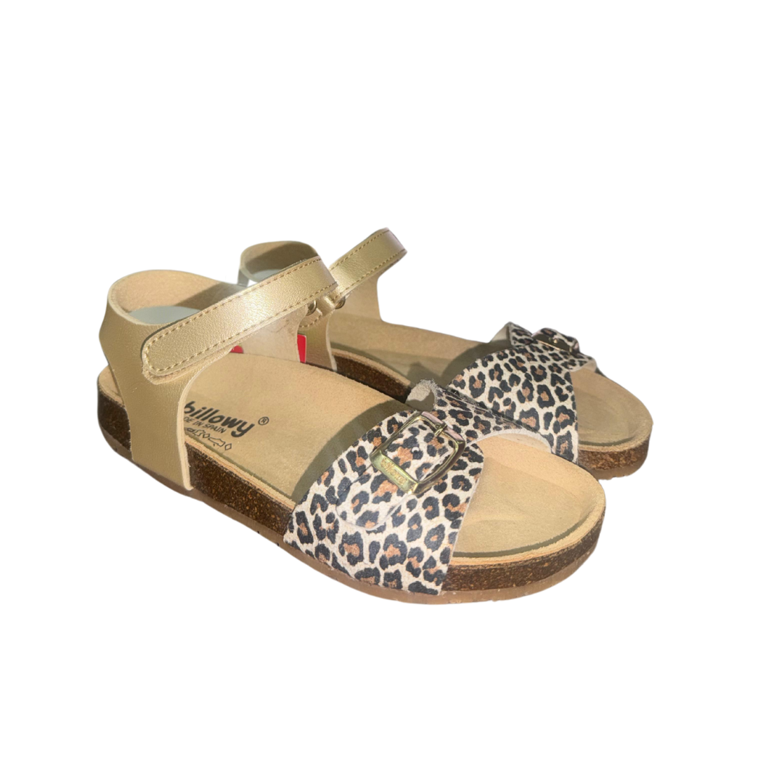 Sandálias infantis bege com padrão de leopardo e fecho em velcro