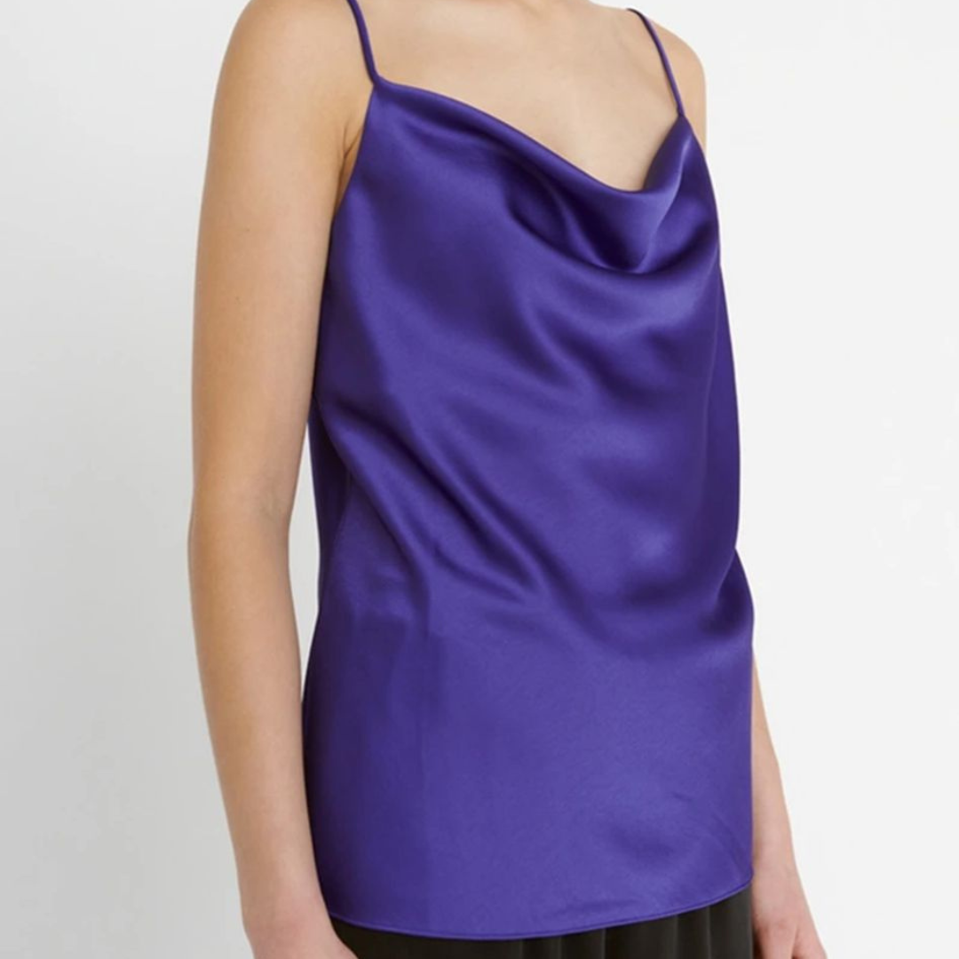 Top feminino roxo acetinado com alças finas e decote cowl
