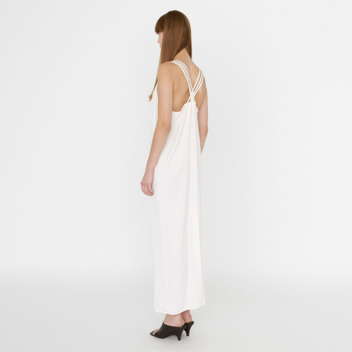 Vestido comprido branco com alças cruzadas nas costas