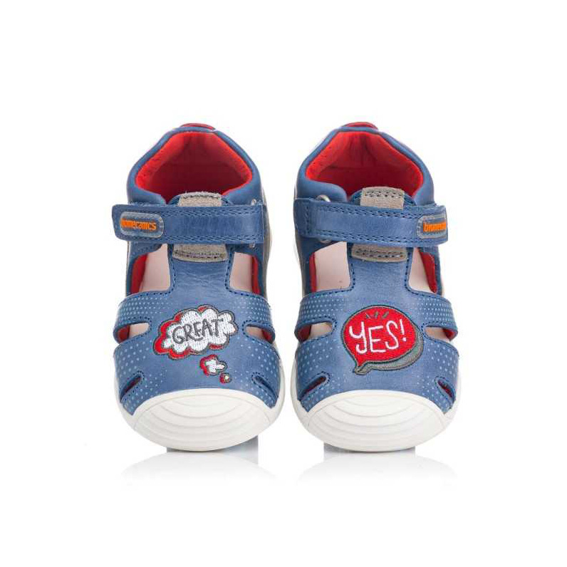 Sapatos infantis azuis com detalhes em vermelho e patches GREAT e YES!