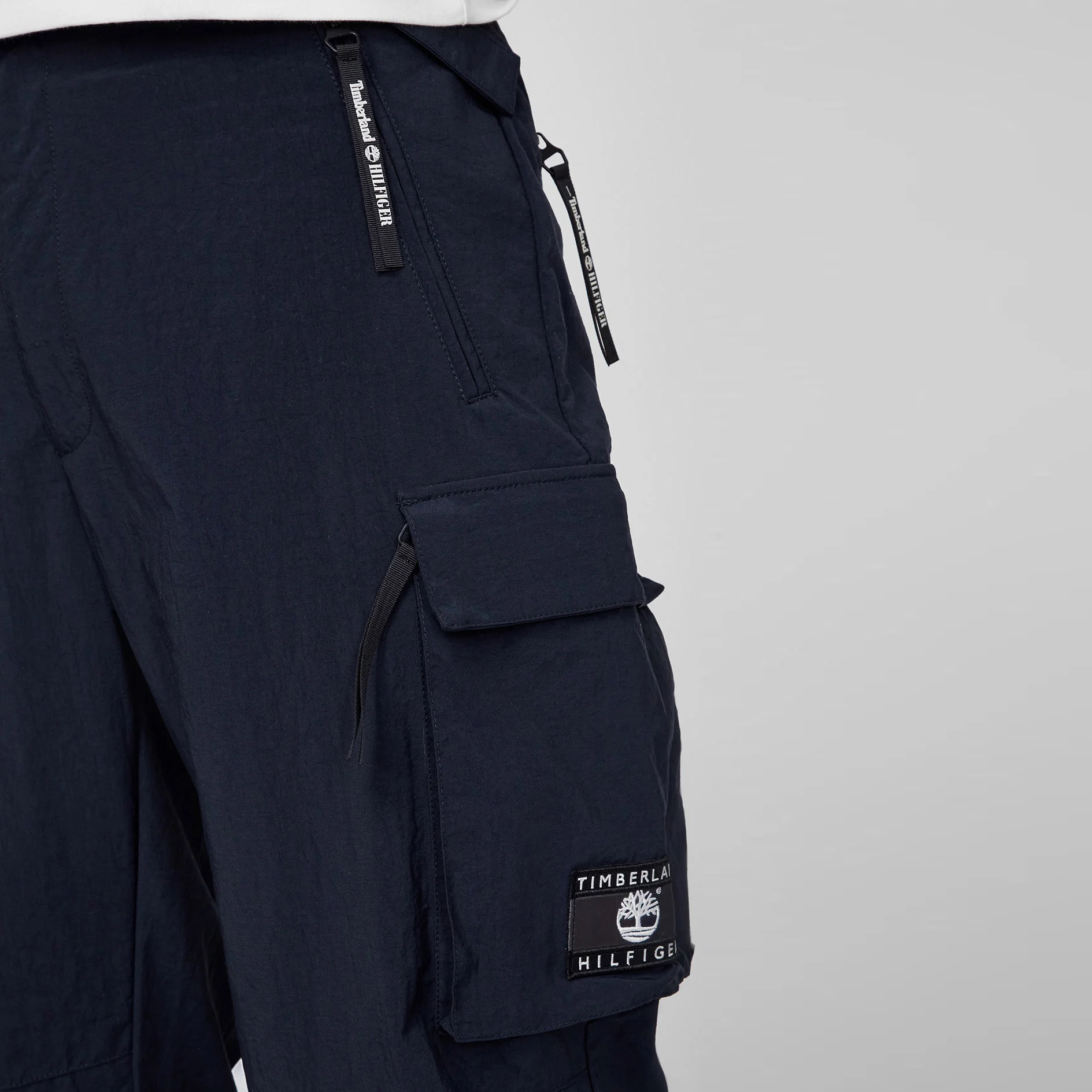 Calças cargo azuis escuras com bolsos e etiquetas Timberland Hilfiger