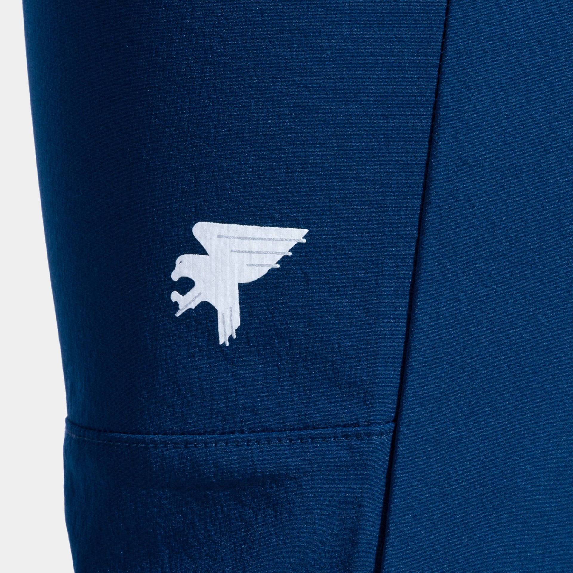 Tecido azul escuro com logótipo branco de águia em voo