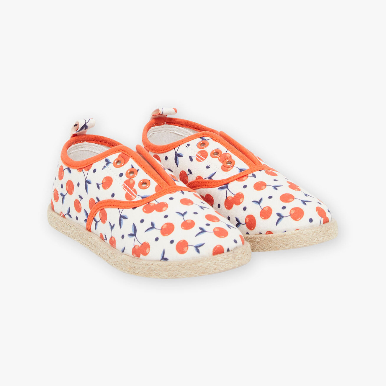 Sapatilhas de tecido para criança com padrão de cerejas vermelhas e detalhes em laranja