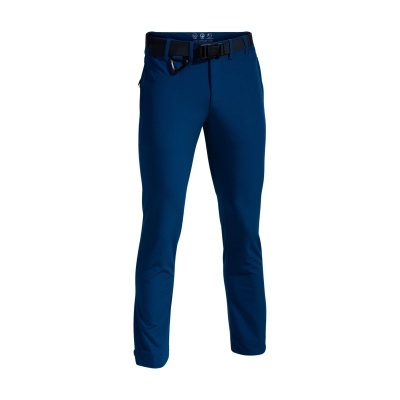 Calças azuis com cinto preto e mosquetão