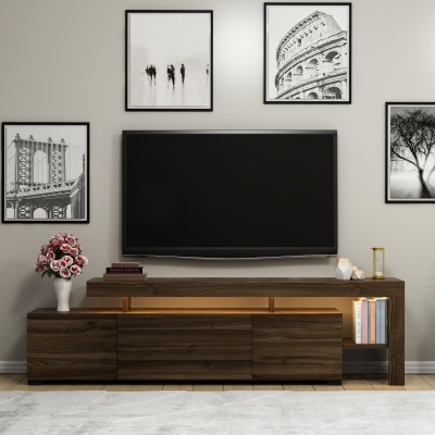 Móvel de TV em madeira com decoração e quadros em preto e branco na parede