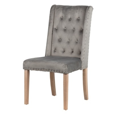 Cadeira estofada cinza com pernas de madeira clara