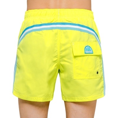 Calções de banho amarelos com faixa azul e branca e bolso com etiqueta SUNDEK