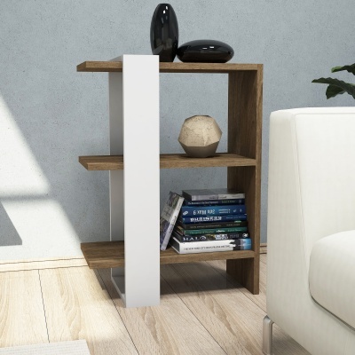 Estante de madeira com laterais brancas e prateleiras com objetos decorativos e livros ao lado de um sofá branco.