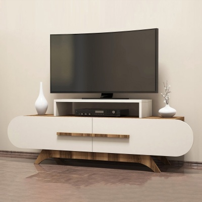 Móvel de TV moderno em madeira clara e branco com TV preta e jarrinhas brancas