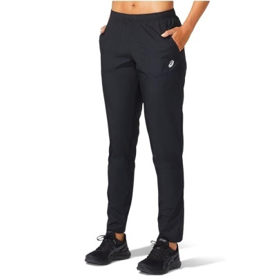 Calças de treino pretas com logótipo ASICS branco e sapatilhas pretas em fundo branco