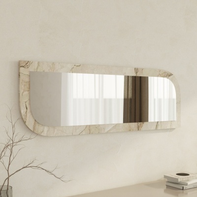 Espelho retangular com moldura de mármore bege pendurado na parede