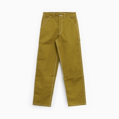 Calças castanho-olive com costuras brancas sobre fundo branco