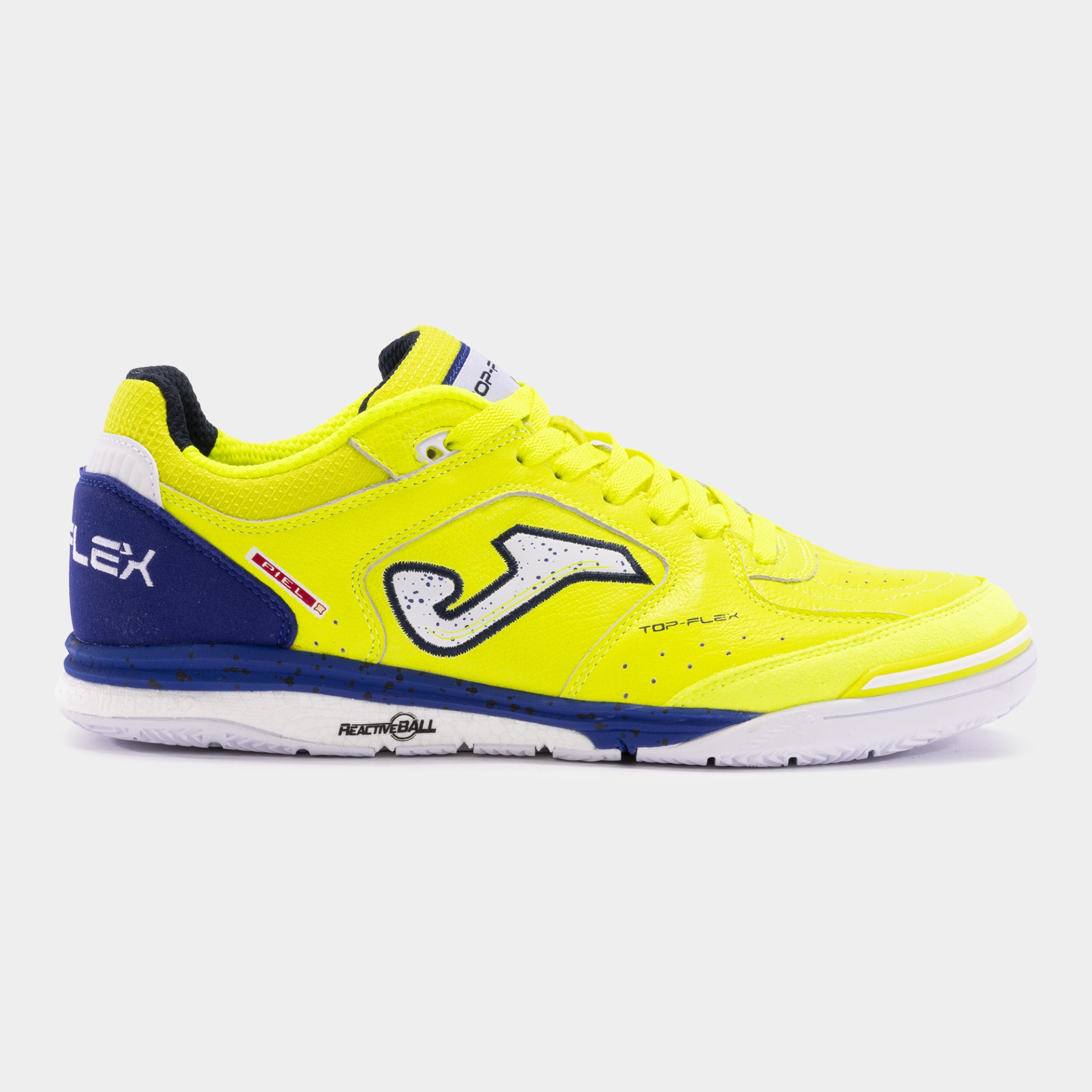 Ténis desportivo amarelo com detalhes em azul escuro e branco com marca JOMA