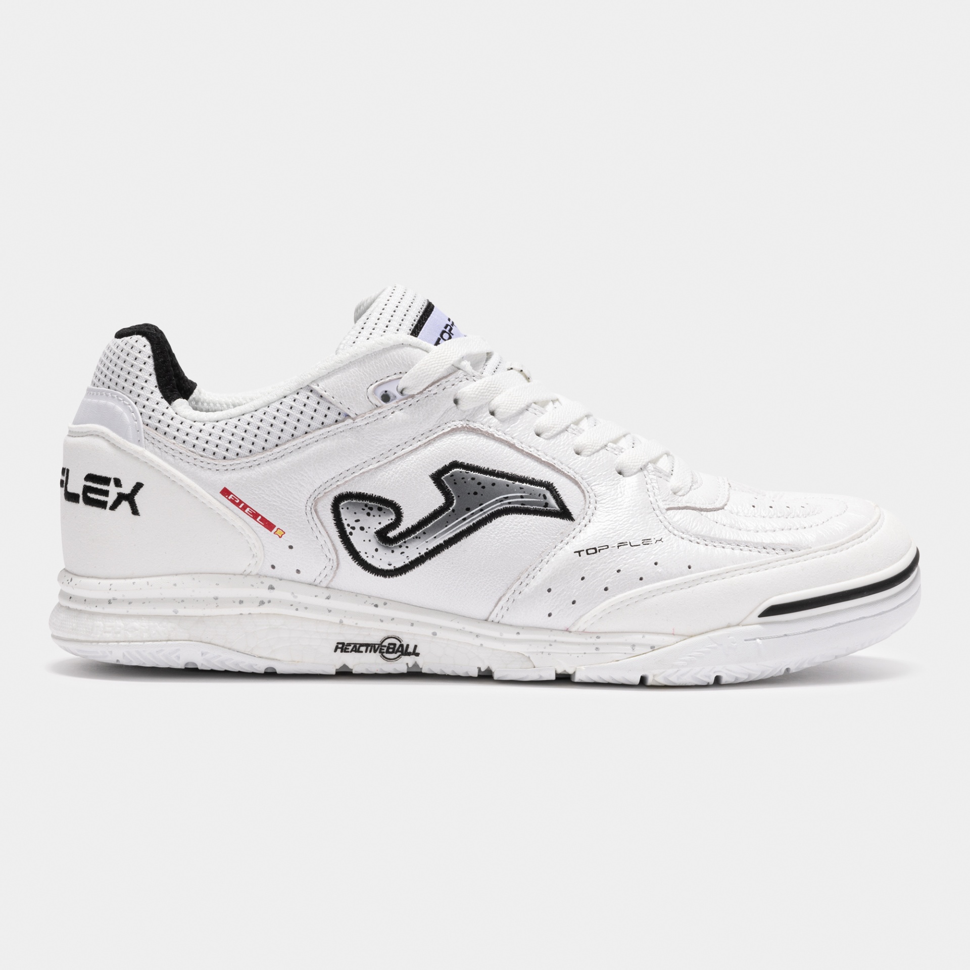 Ténis desportivo branco com logo J preto e sola branca