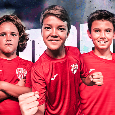 A celebrar a união com excelência desportiva. Boas-vindas ao Clube Futsal Oeiras! Parceiro época 23/24 Três rapazes com camisolas vermelhas de futebol e fundo com texto TURNOIRAS 23/24