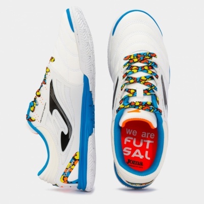 Ténis de futsal brancos com sola azul e detalhes coloridos