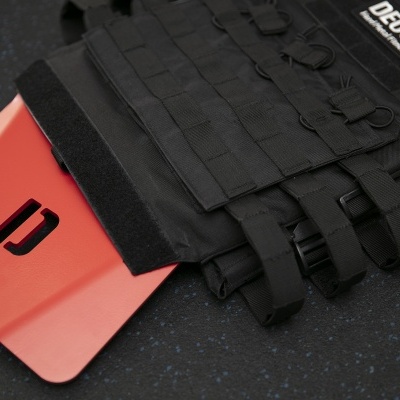 Colete tático preto com placa vermelha e letra D recortada