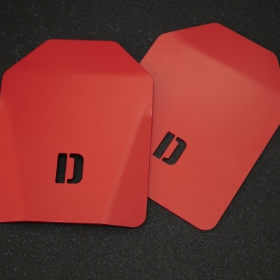 Dois protetores vermelhos com recorte em forma de letra D sobre fundo preto.