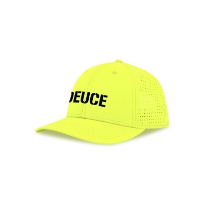 Boné amarelo fluorescente com a palavra DEUCE em preto