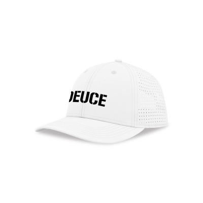 Boné branco com texto preto DEUCE e perfurações laterais