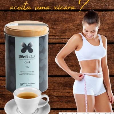 Chá Silvredux em embalagem preta com tampa de madeira, chá numa chávena branca, mulher a medir cintura com fita métrica, fundo de madeira escura
