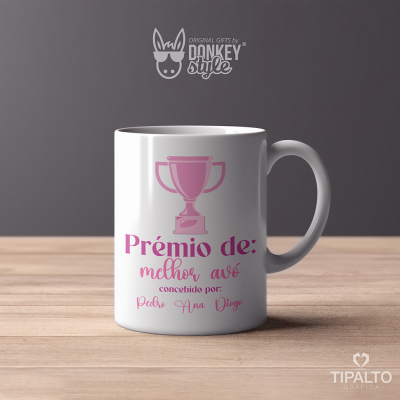 Caneca branca com texto cor-de-rosa e imagem de taça