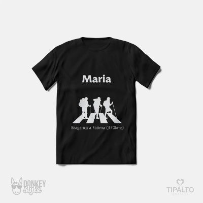 T-shirt preta com nome Maria e imagem de três caminheiros com mochilas e texto Bragança a Fátima (370kms)