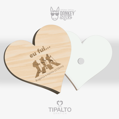 Dois ímanes coração, um madeira claro gravado, outro branco com orifício central