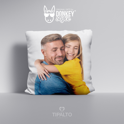 Almofada branca com foto de homem e menina a abraçarem-se