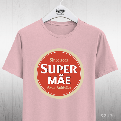 T-shirt rosa com estampa 'SUPER MÃE' pendurada em cabide branco