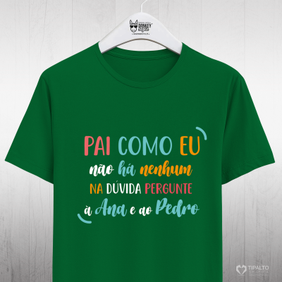 T-shirt verde com texto colorido 'PAI COMO EU não há nenhum NA DÚVIDA PERGUNTE à Ana e ao Pedro' pendurada em cabide