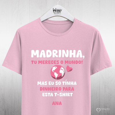 T-shirt rosa com texto e ilustração do planeta Terra e coração
