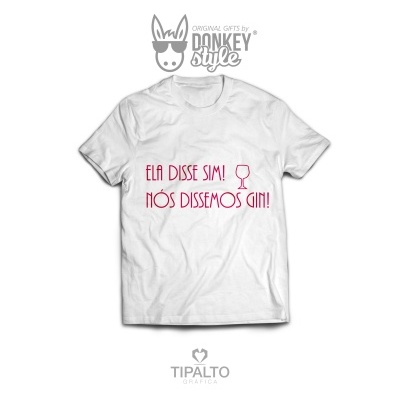 T-shirt branca com texto vermelho e copo de vinho