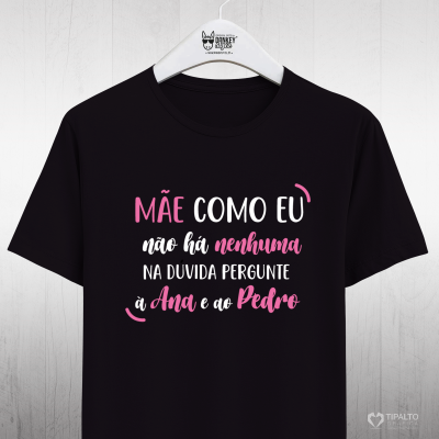 T-shirt preta com texto colorido pendurada em cabide branco