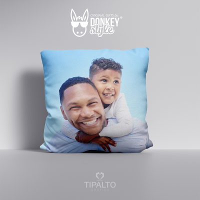 Almofada azul claro com foto impressa de homem e criança sorridentes