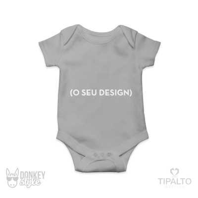 Body cinza claro para bebé com texto branco '(O SEU DESIGN)' no centro