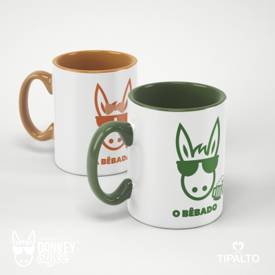 Duas canecas brancas com desenho de burro e texto O BÊBADO