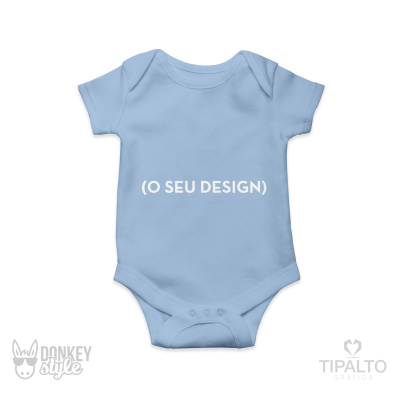 Body de bebé azul claro com texto branco '(O SEU DESIGN)'}