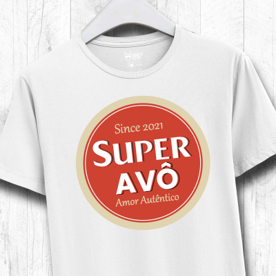 Camiseta branca com estampa vermelha e bege com o texto SUPER AVÔ