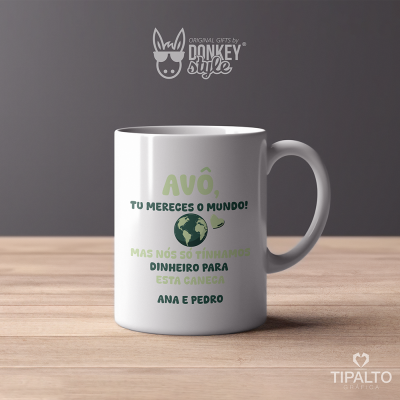 Caneca branca com texto em verde e preto e ilustração do globo