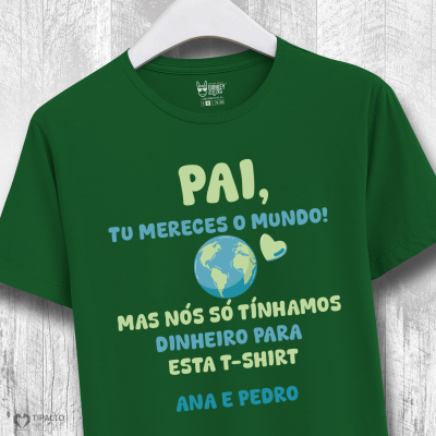 Camiseta verde com texto colorido e ilustração do globo terrestre