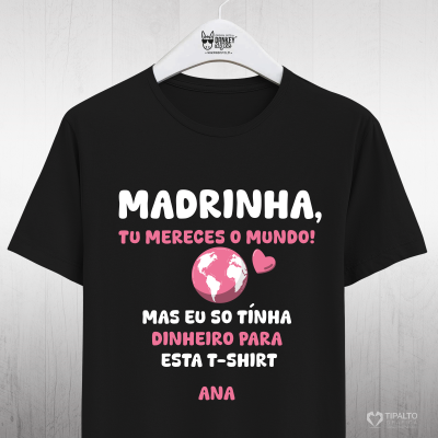 T-shirt preta com texto colorido dedicado a madrinha, pendurada num cabide branco