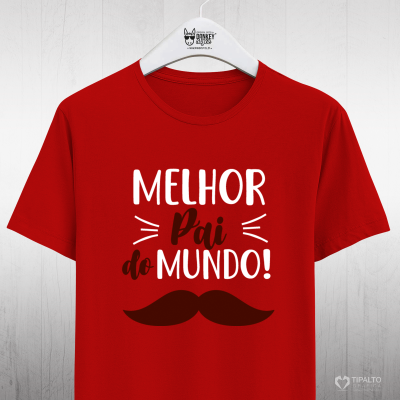 T-shirt vermelha com texto e bigode, pendurada em cabide branco