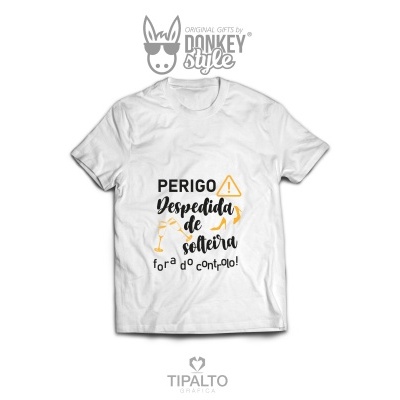 T-shirt branca com mensagem de despedida de solteira em preto e amarelo
