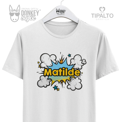 Camiseta branca com estampa colorida estilo banda desenhada e texto Matilde
