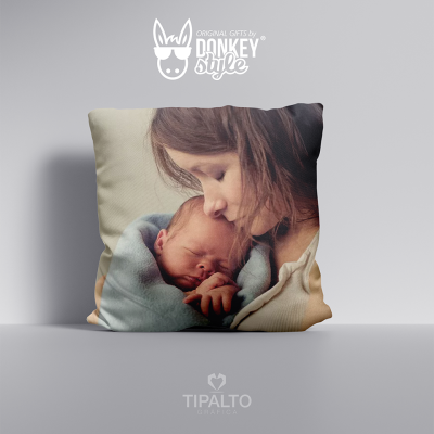 Almofada com imagem de mãe a beijar bebé e texto de marca ao fundo