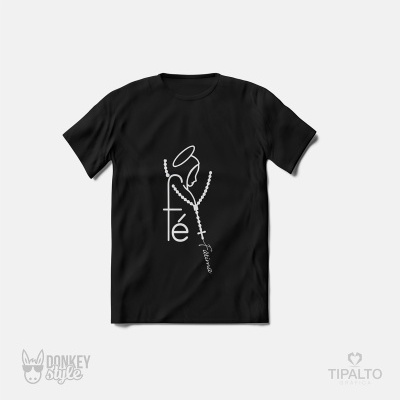 T-shirt preta com estampa branca de rosto estilizado e rosário com palavras fé cristã